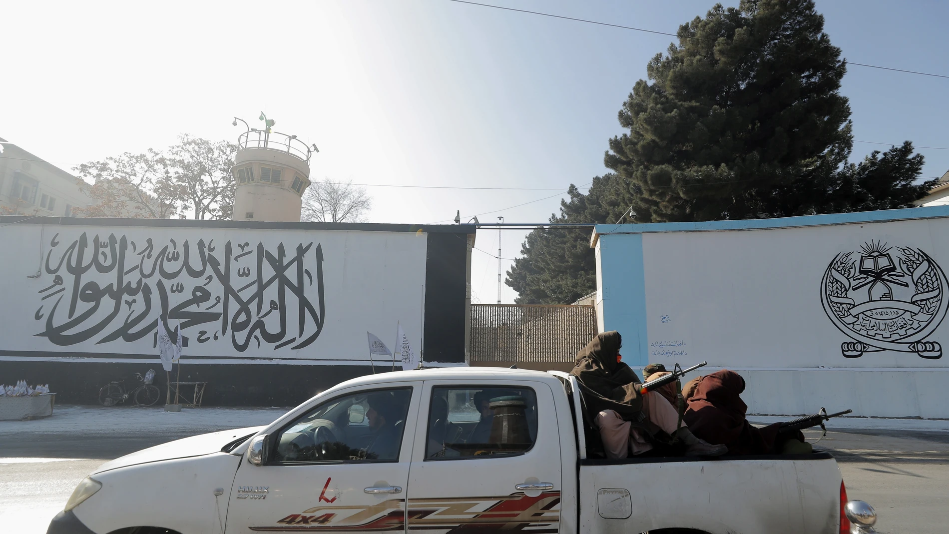 Talibanes patrullan por Kabul EFE/EPA/MAXIM SHIPENKOV
