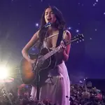 Olivia Rodrigo, la revelación del año con "Sour", durante una actuación en Los Ángeles en noviembre