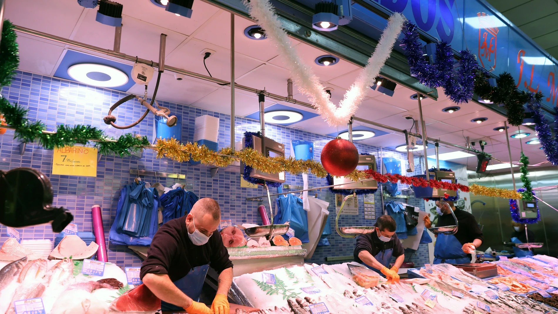 Puesto de pescado y marisco en el Mercado de San Isidro, a 17 de diciembre de 2021, en Madrid, (España)