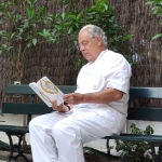Pedro Clarós en el jardín de la clínica Clarós que tiene en Barcelona