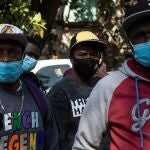 -FOTODELDIA- MEX1117. CIUDAD DE MÉXICO (MÉXICO), 16/12/2021.- Migrantes centroamericanos participan en una manifestación para exigir libre tránsito hacia la frontera norte hoy, en el centro histórico en la Ciudad de México (México). Representantes de una caravana migrante, que recorre México con rumbo a Estados Unidos, llegaron a un acuerdo este jueves con la Secretaría de Gobernación (Interior) para regularizar a sus cerca de 500 integrantes y permitir el paso hacia el norte a quienes deseen continuar su ruta. EFE/Madla Hartz