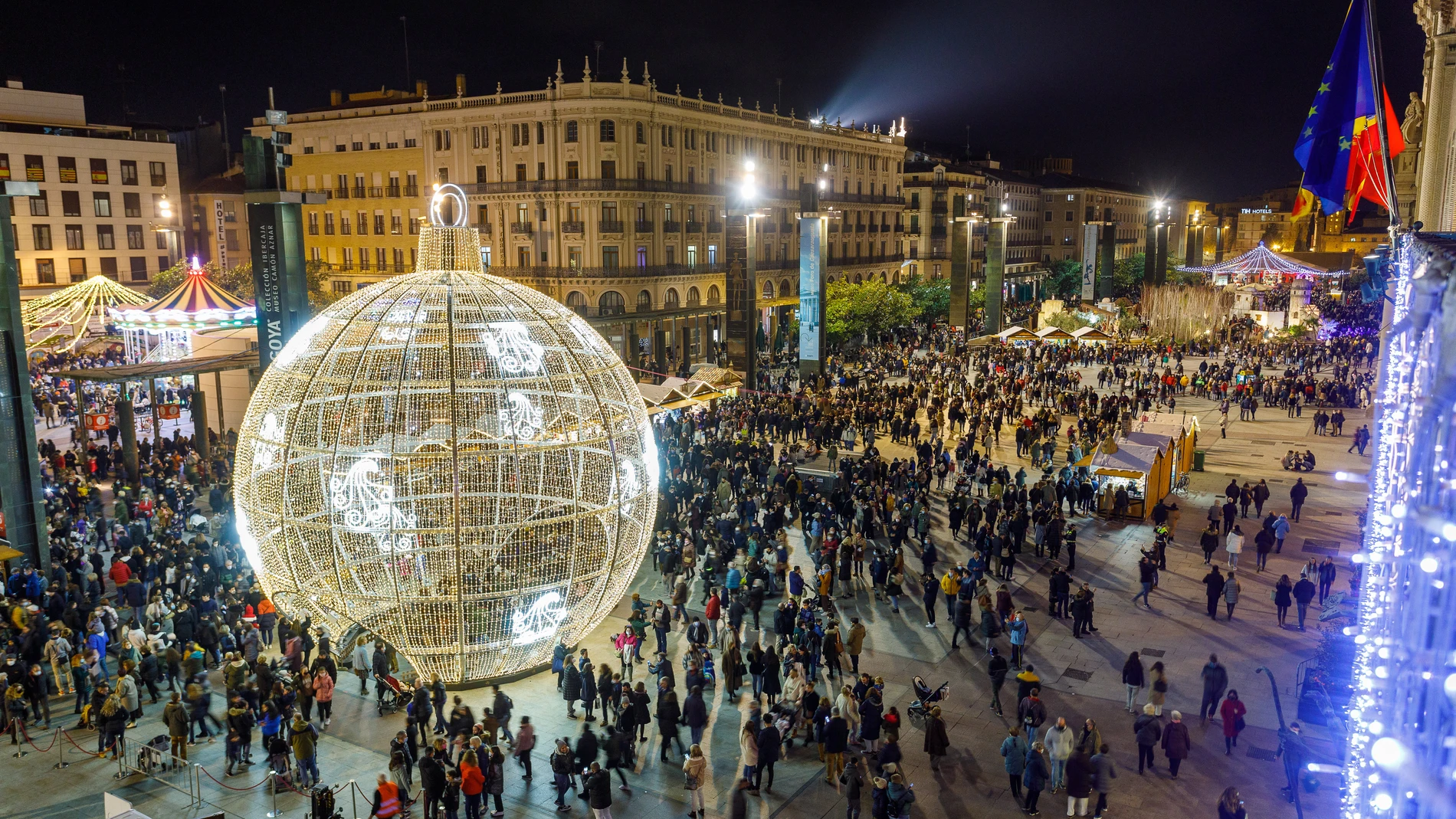 La plaza del Pilar, en Zaragoza, se ha transformado en la plaza de la Navidad