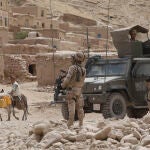 Militares españoles en el pueblo afgano de Abzi - Khuda, cerca de Qala i Naw