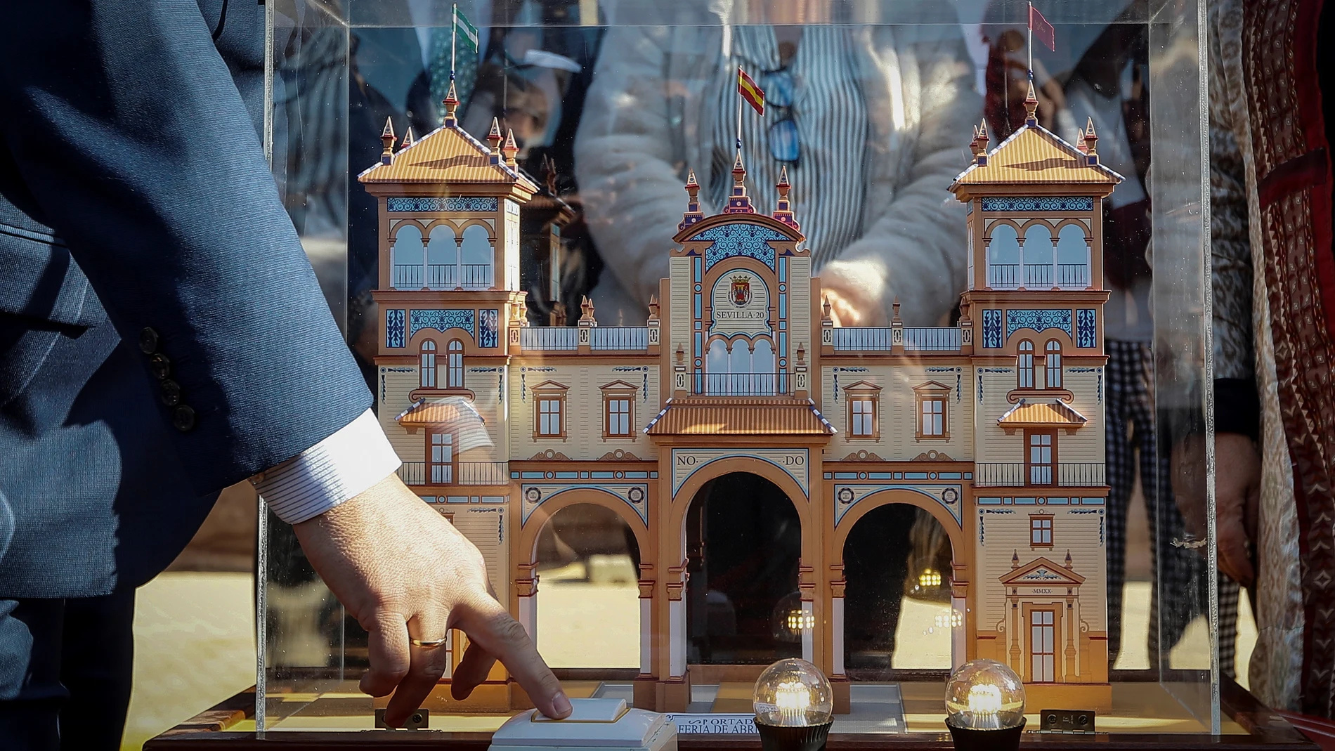 Se ha descubierto la maqueta de la portada de la Feria de Abril 2022, que este próximo año estará basada en la fachada del Hotel Alfonso XIII de Sevilla. EFE/José Manuel Vidal