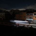 Fotografía de larga exposición que muestra una calle en medio de la falla eléctrica la madrugada de hoy, en Caracas (Venezuela)