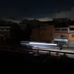 Fotografía de larga exposición que muestra una calle en medio de la falla eléctrica la madrugada de hoy, en Caracas (Venezuela)