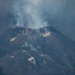 La Palma ha amanecido este viernes por cuarto día consecutivo sin rastro en su subsuelo de tremor volcánico, la vibración característica que provoca el magma cuando asciende desde el manto hacia la superficie. El volcán sigue sin actividad, salvo por algunas fumarolas, como muestra esta imagen tomada este viernes desde el municipio de El Paso.