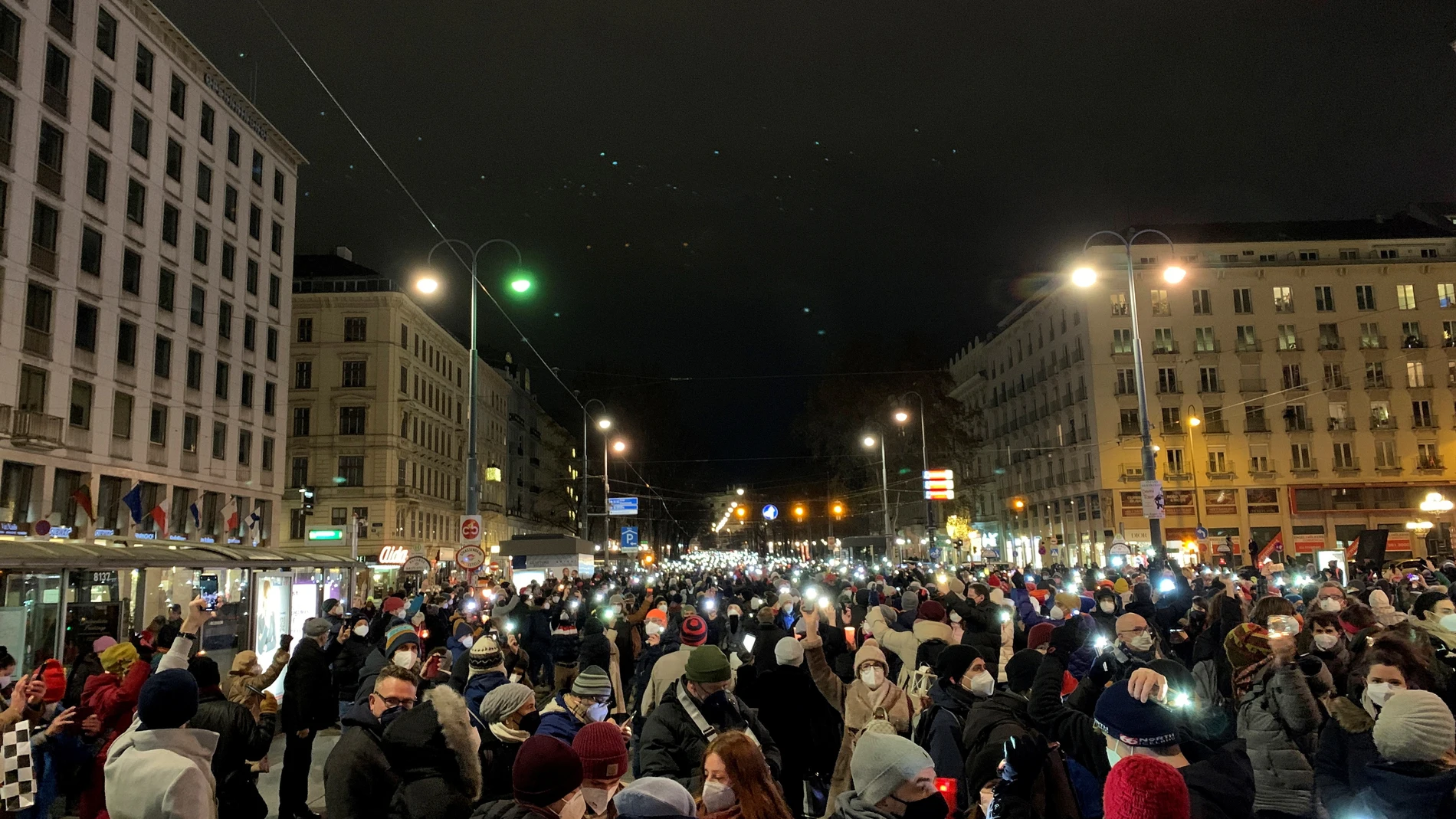 Viena, 19/12/2021.- Unas 30.000 personas conmemoraron este domingo en Viena a las casi 13.500 víctimas que ha se ha cobrado en Austria el coronavirus desde el inicio de la pandemia en marzo de 2020. EFE / Jordi Kush.