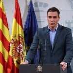 MADRID, 19/12/2021.- El presidente del Gobierno, Pedro Sánchez, durante la rueda de prensa posterior a la reunión que ha mantenido con la delegada del Gobierno en Cataluña, Teresa Cunillera, este domingo en la sede de la Delegación del Gobierno, en Barcelona.