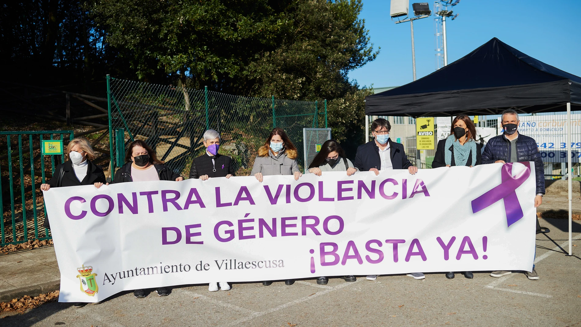 Concentración de repulsa al asesinato de una mujer y su hija, el 19 de diciembre de 2021, en Liaño de Villaescusa, Cantabria (España).