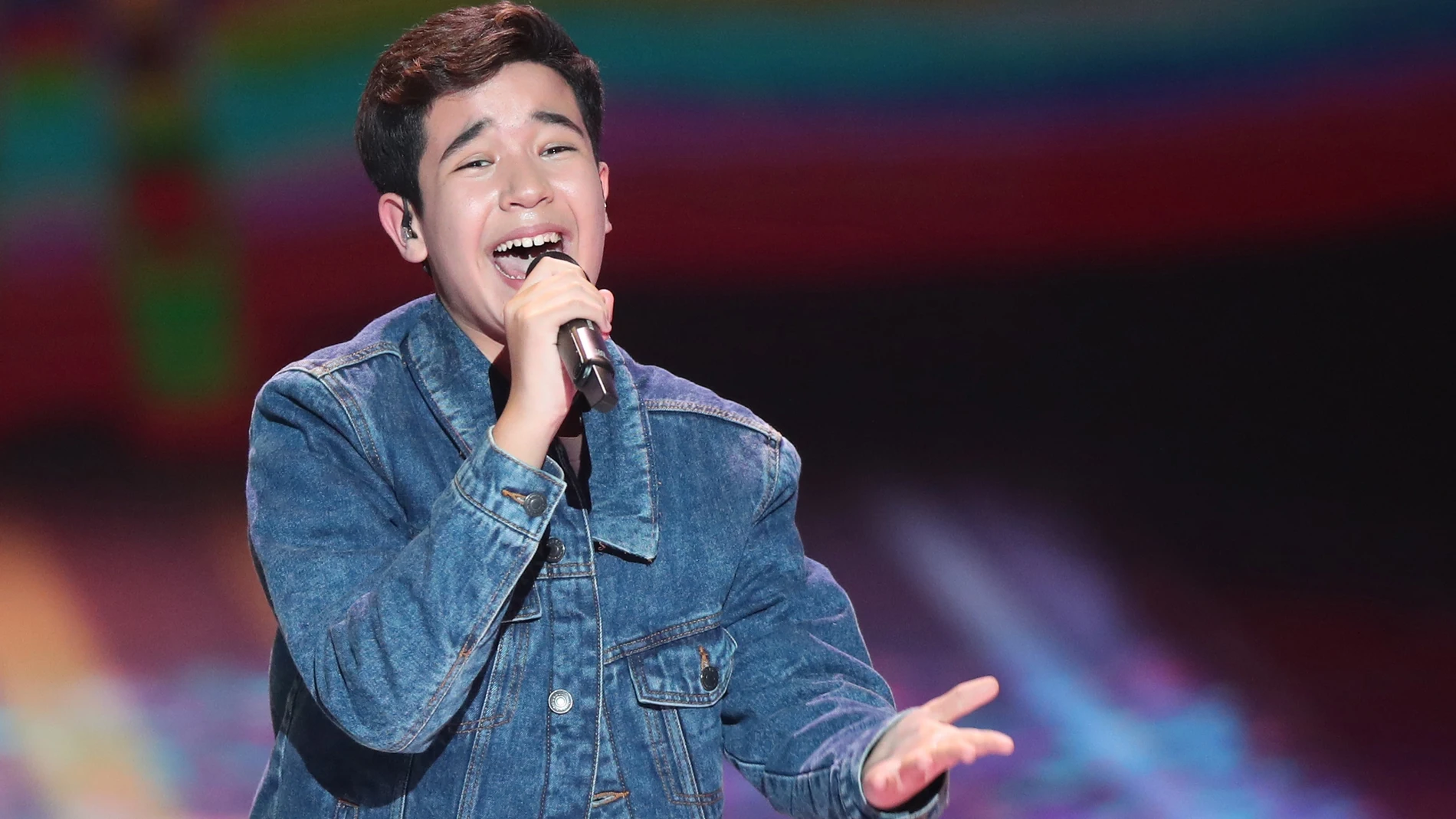 El español Levi Díaz actúa durante el certamen Eurovisión Junior 2021 este domingo en Boulogne-billancourt (Francia)