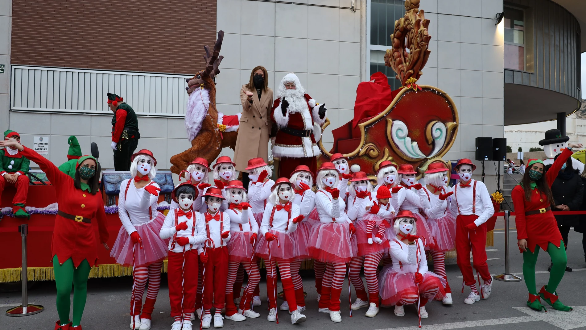 Papa Nöel lleva la magia de la Navidad a los niños archeneros
