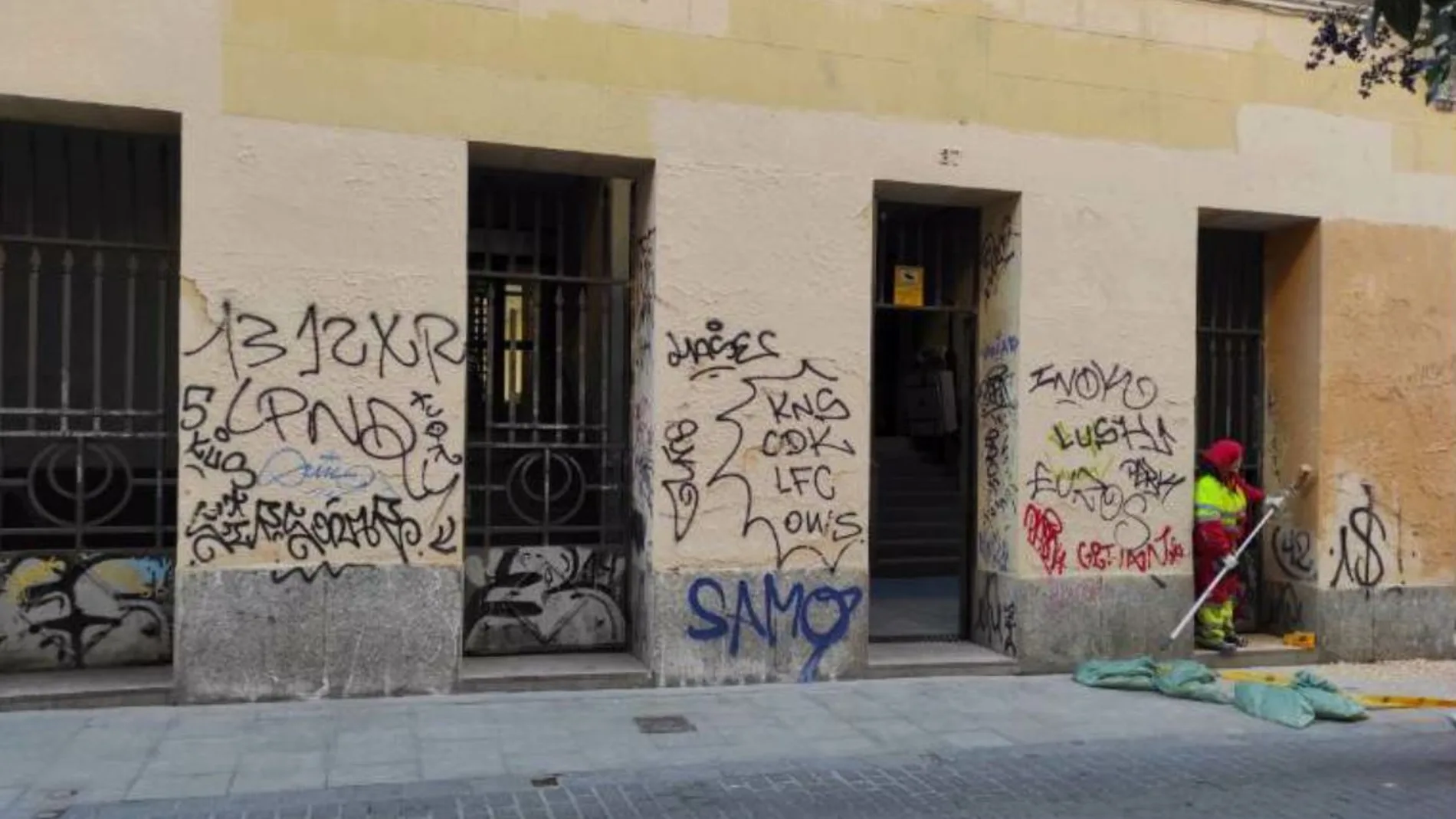 Pintadas en un edificio de la calle de la Palma, en el barrio de Malasaña de la capital