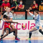 Shandy Cabral trata de marcar a Dinamarca en el partido por el bronce en el Mundial