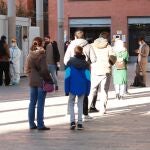 Varias personas hacen cola para realizarse una PCR en el Cap Villa Olímpica de Barcelona este lunes, en plena explosión de los contagios