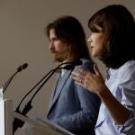 Los portavoces de Podemos, Isa Serra (d) y Pablo Fernández (i) durante una rueda de prensa celebrada en Madrid este lunes. EFE/ Juan Carlos Hidalgo