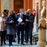 Juan Espadas (2 d) junto al que será su sucesor como alcalde de Sevilla, Antonio Muñoz (1d), y la alcaldesa en funciones, Sonia Gaya (2 i)