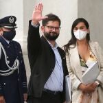 El presidente electo Gabriel Boric saluda durante una rueda de prensa en el palacio de La Moneda, en Santiago (Chile).