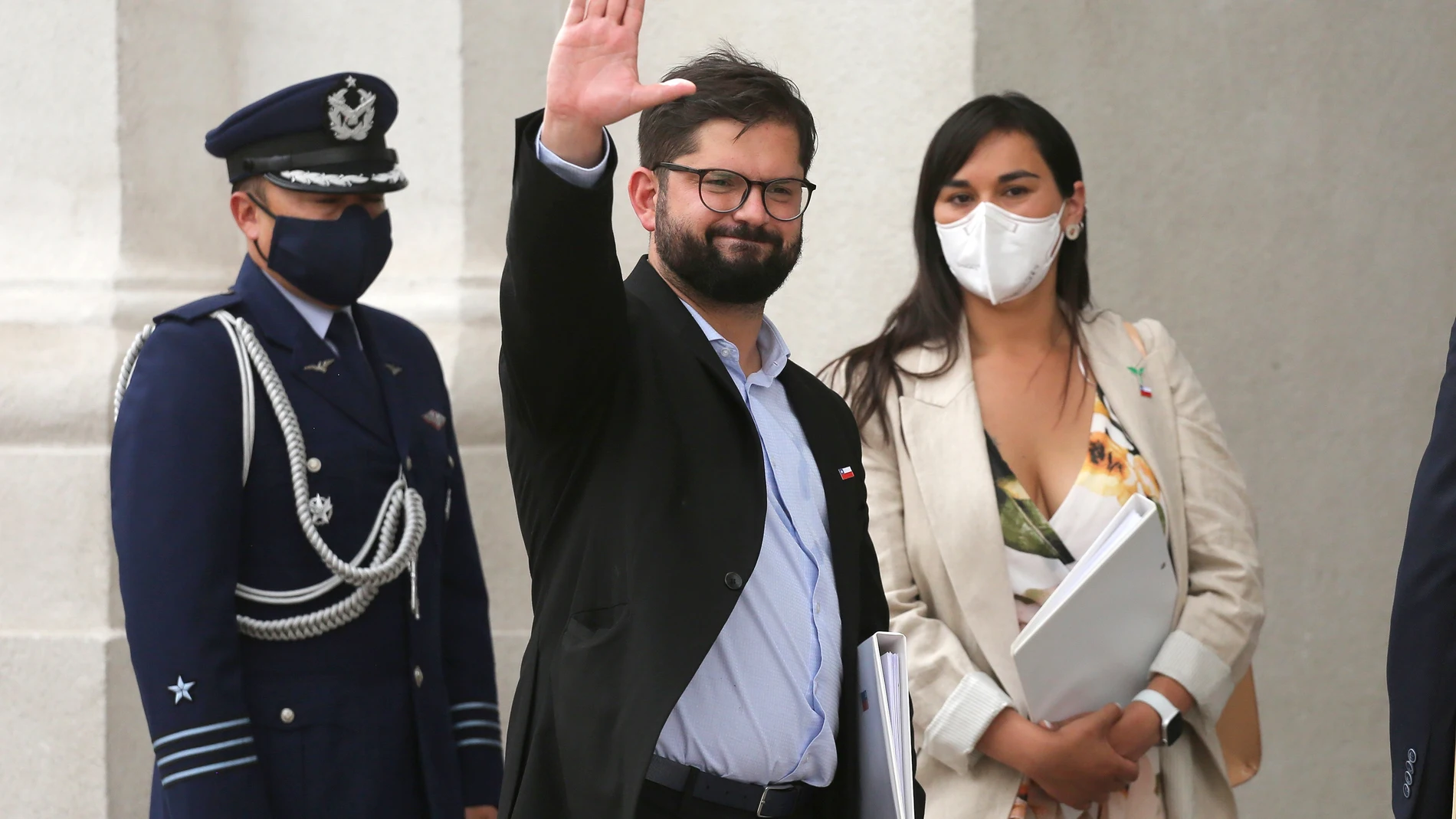 El presidente electo Gabriel Boric saluda durante una rueda de prensa en el palacio de La Moneda, en Santiago (Chile).