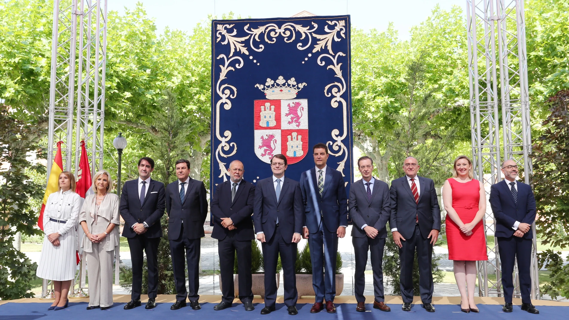 El presidente de la Junta, Alfonso Fernández Mañueco, junto a los consejeros del Gobierno tras tomar posesión de sus cargos