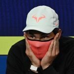 Rafael Nadal, protegido con una máscara contra la Covid-19 Rafael Nadal tests positive for Covid-19 (Tenis, Italia, España, Reino Unido) EFE/EPA/DEAN LEWINS AUSTRALIA AND NEW ZEALAND OUT *** Local Caption *** 56674863