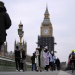El primer ministro británico, Boris Johnson, ha implantado el pasaporte covid para entrar a discotecas, ha reintroducido la mascarilla en algunos lugares públicos y recomienda el teletrabajo