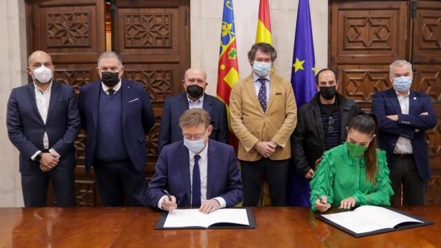 El presidente de la Generalitat valenciana, Ximo Puig, y la consellera de Agricultura, Desarrollo Rural, Emergencia Climática y Transición Ecológica, Mireia Mollà, firman las alegaciones a los planes de cuenca. GVA 21/12/2021