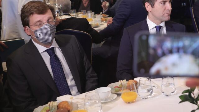 El alcalde de Madrid, José Luis Martínez-Almeida; y el secretario general del Partido Popular, Teodoro García Egea en el desayuno Fórum Europa este octubre en Madrid