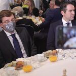 El alcalde de Madrid, José Luis Martínez-Almeida; y el secretario general del Partido Popular, Teodoro García Egea en el desayuno Fórum Europa este octubre en Madrid