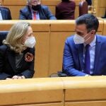 El presidente del Gobierno, Pedro Sánchez, junto a la vicepresidenta primera y ministra de Asuntos Económicos, Nadia Calviño, durante la sesión de control al Gobierno celebrada este martes en el Senado.