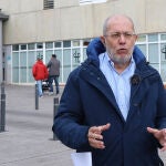 El ex vicepresidente de la Junta de Castilla Y León, Francisco Igea, atiende a Antena 3, junto al hospital Río Carrión de Palencia donde ha pedido reincorporarse a su trabajo como médico
