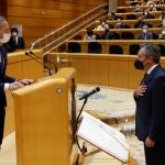 El secretario general del PSOE andaluz, Juan Espadas (d), promete su cargo en el Senado