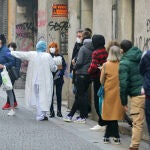 Varias personas esperan para realizarse un test de Covid-19 en el Centro de Salud Universidad, a 21 de diciembre de 2021, en Madrid