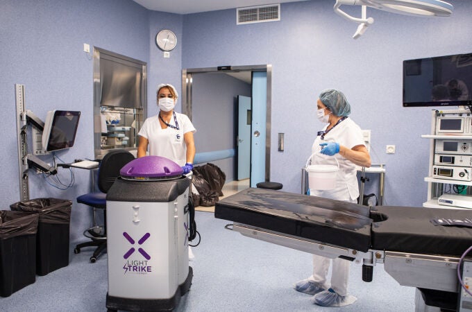 El robot Xenex utiliza luz ultravioleta para destruir microorganismos patógenos en pocos minutos.