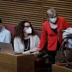 La consellera de Sanidad, Ana Barceló (d), conversa la diputada del grupo parlamentario Unides-Podem, Beatriz Gascó (c)