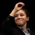 Aya Ben, una de las niñas de la residencia de San Ildefonso, sostiene la bola con la que ha cantado el segundo premio. Eduardo Parra / Europa Press