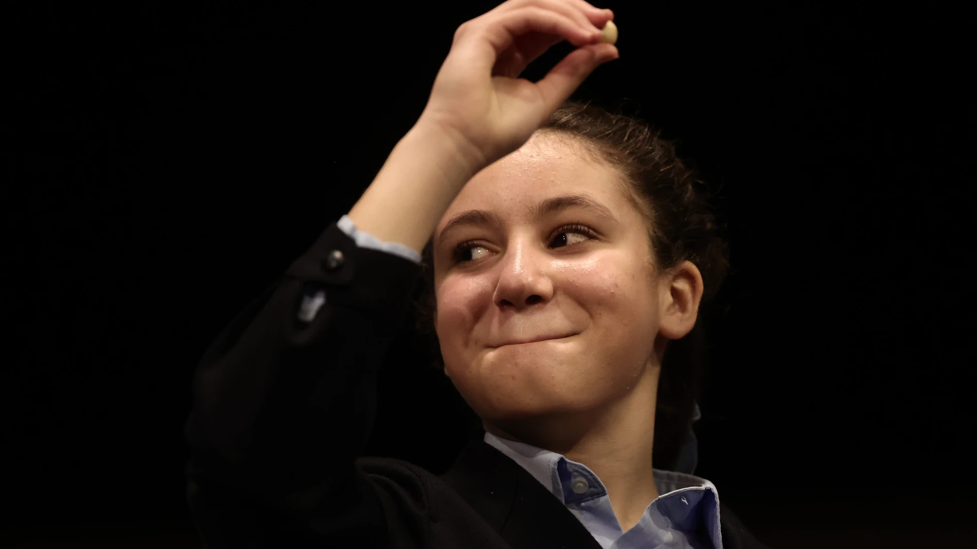 Aya Ben, una de las niñas de la residencia de San Ildefonso, sostiene la bola con la que ha cantado el segundo premio. Eduardo Parra / Europa Press