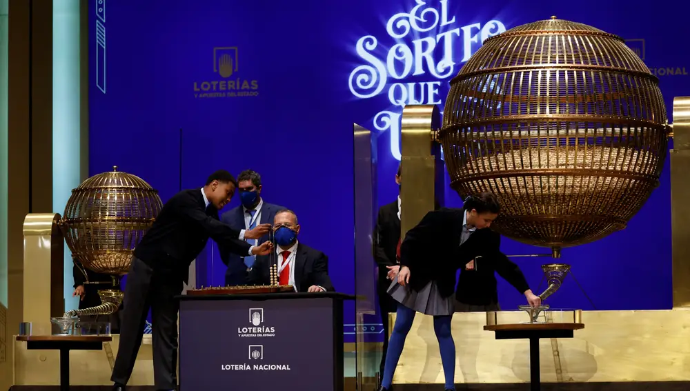 Los niños del Colegio de San Ildefonso cantan los premios del sorteo de la Lotería de Navidad