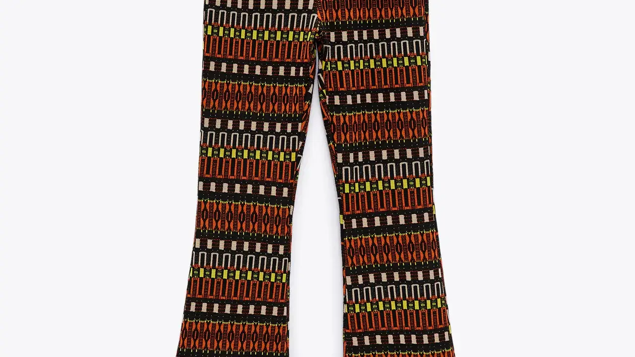 Pantalón campana con estampado sesentero.