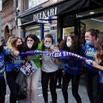 El equipo de balonmano femenino de Basauri celebra el segundo premio del Sorteo Extraordinario de la Lotería de Navidad, el 72.119