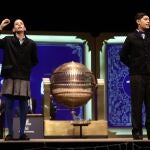 Dos de los niños de la residencia de San Ildefonso cantan uno de los premios