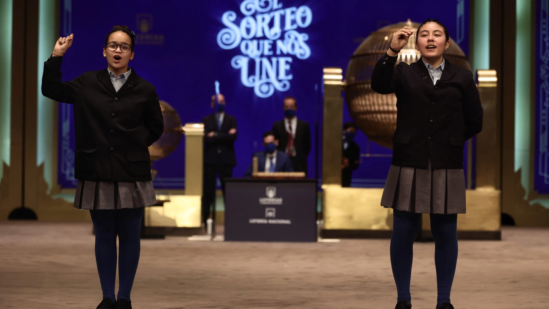 Paula Figuereo (i) y Yanisse Alexandra, dos de las niñas de la residencia de San Ildefonso, posan minutos después de cantar el primer premio 86.148, durante la celebración del Sorteo Extraordinario de la Lotería de Navidad 2021 en el Teatro Real de Madrid, a 22 de diciembre de 2021, en Madrid, (España). A diferencia del año pasado en el que la evolución de la pandemia hizo imposible la presencia de público, el sorteo de 2021 se celebra con aforo reducido de público. En esta edición se repartirán un total de 2.408 millones de euros en premios, la misma cantidad que en 2020. Entre los premios repartidos por la Lotería de Navidad destaca el popularmente conocido como 'Gordo' de Navidad, el primer premio, de 400.000 euros al décimo. 22 DICIEMBRE 2021;NAVIDAD;LOTERIA;TEATRO REAL;MADRID Eduardo Parra / Europa Press 22/12/2021
