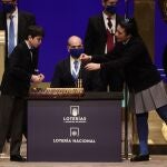 Dos de los niños de la residencia de San Ildefonso que han cantado uno de los quintos premios al número 92.052