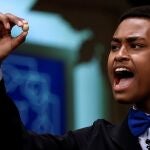 Un niño del Colegio de San Ildefonso cantan el cuarto premio que ha recaído en el número 42883 durante el sorteo de la Lotería de Navidad celebrado en el Teatro Real de Madrid este miércoles. EFE/ Juan Carlos Hidalgo