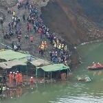 El suceso ha tenido lugar apenas unos días después de que otras diez personas fueran dadas por desaparecidas después de que un camión de transporte fuera sepultado por otro derrumbe