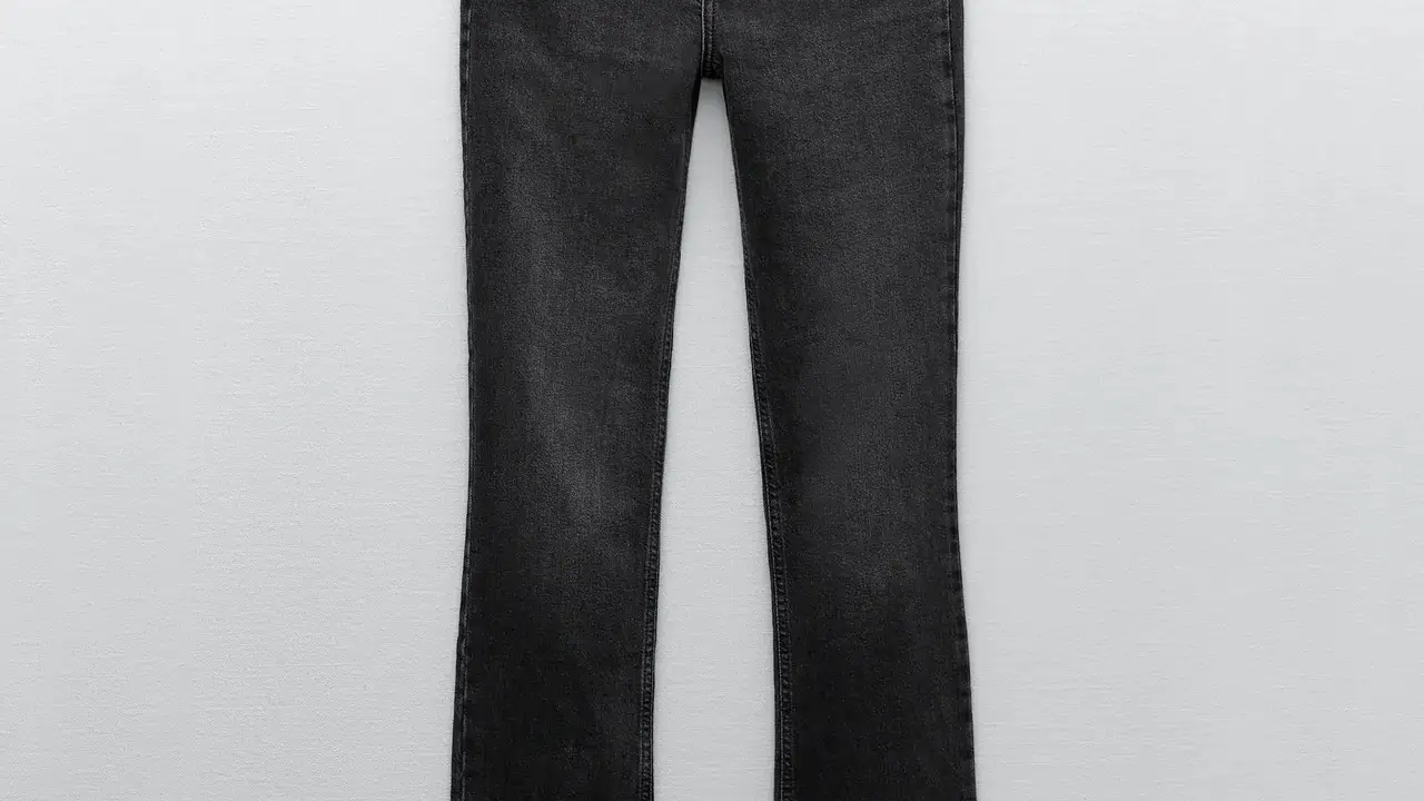 Pantalón campana con flecos.