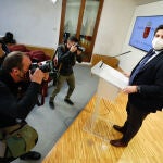 Medios de comunicación fotografían al presidente de la Región de Murcia, Fernando López Miras, durante una reunión por vía telemática de dirigentes autonómicos con el presidente del Gobierno central, en el Palacio de San Esteban