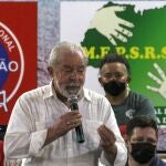 AME5848. SAO PAULO (BRASIL), 22/12/2021.- El exmandatario Luiz Inácio Lula da Silva asiste al encuentro con grupos de sintecho y recicladores, en vísperas de la Navidad hoy en Sao Paulo (Brasil). El exmandatario Luiz Inácio Lula da Silva, claro favorito para las elecciones de 2022 en Brasil, se puso a disposición este miércoles para "reparar" el país y librarlo de la "crisis de odio" en la que se ha instalado por culpa del presidente Jair Bolsonaro, a quien calificó de "psicópata". EFE/Carlos Meneses