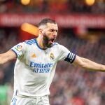 Benzema celebra uno de sus goles en el Athletic-Real Madrid