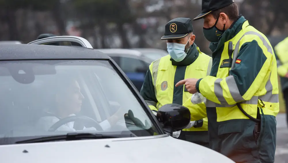 Dos agentes de la Guardia Civil realizan un control de alcohol y drogas a un hombre en la carretera A-1, a 23 de diciembre de 2021, en Madrid (España) | Fuente: Gustavo Valiente / Europa Press